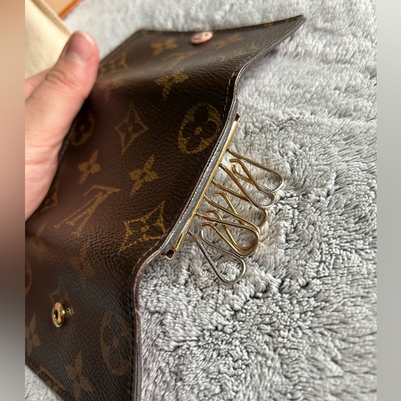Louis Vuitton 6 Key Holder - Picture 8 of 16